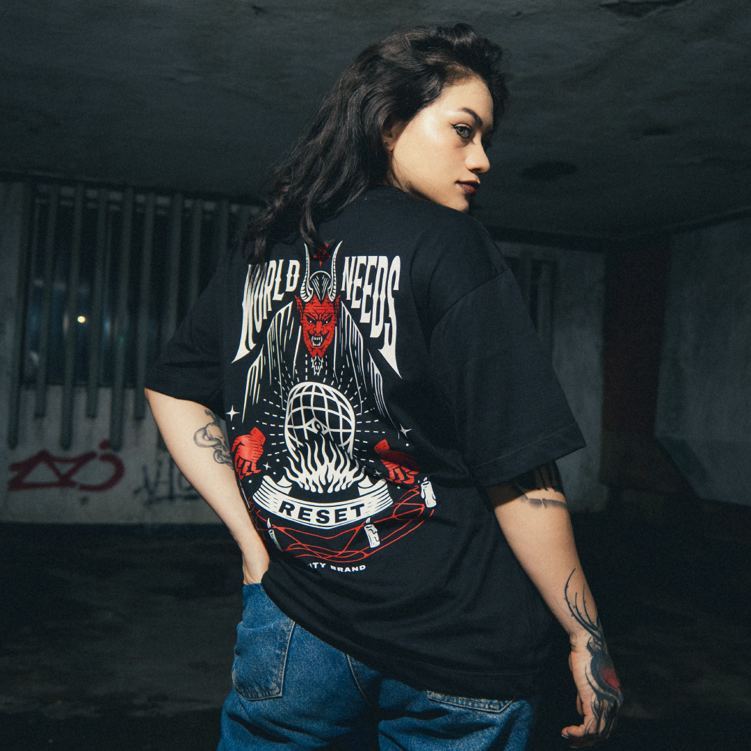 Camiseta World Needs Reset